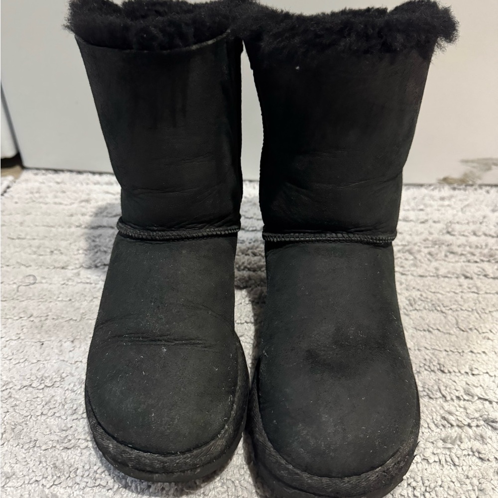 Ugg Bailey Bow II - Lightly Used Size 6